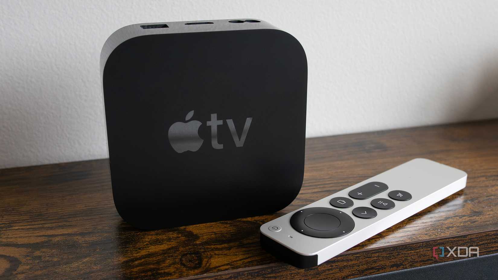 Apple TV đặt cạnh Siri Remote trên bàn