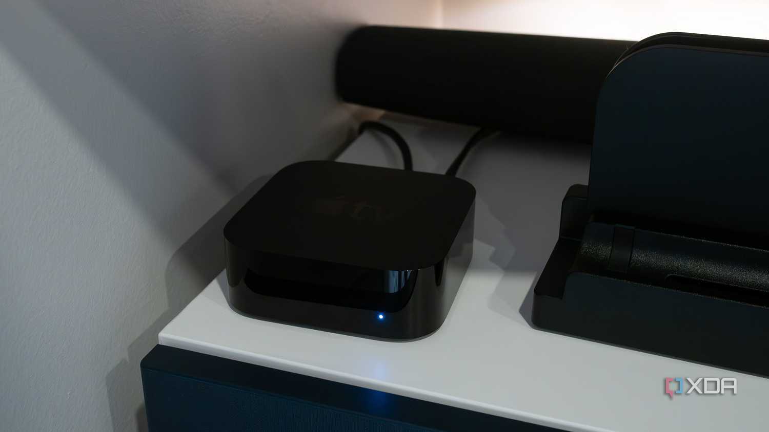Apple TV đặt dưới chiếc TV