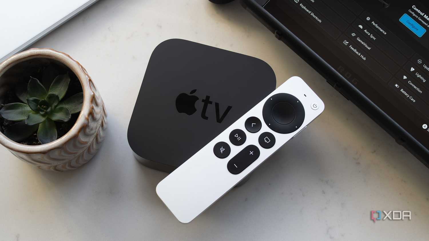 Apple TV và điều khiển đặt trên mặt bàn