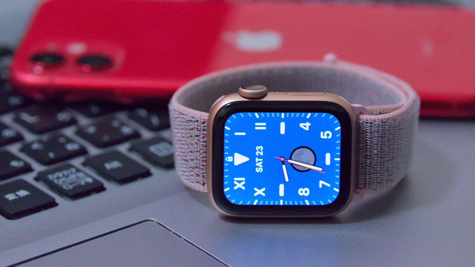 Apple Watch đặt trước iPhone