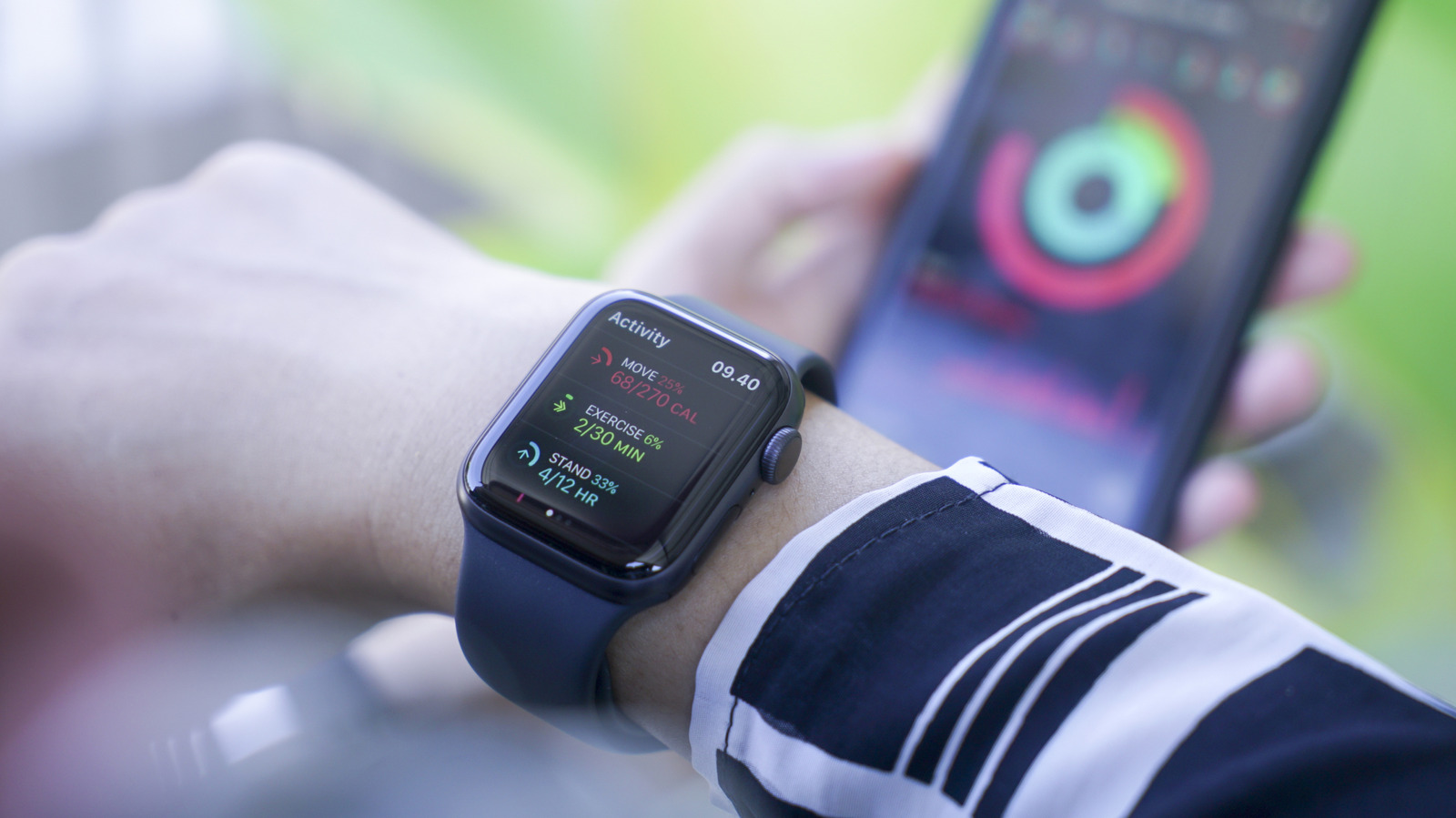 Apple Watch hiển thị dữ liệu hoạt động trên cổ tay