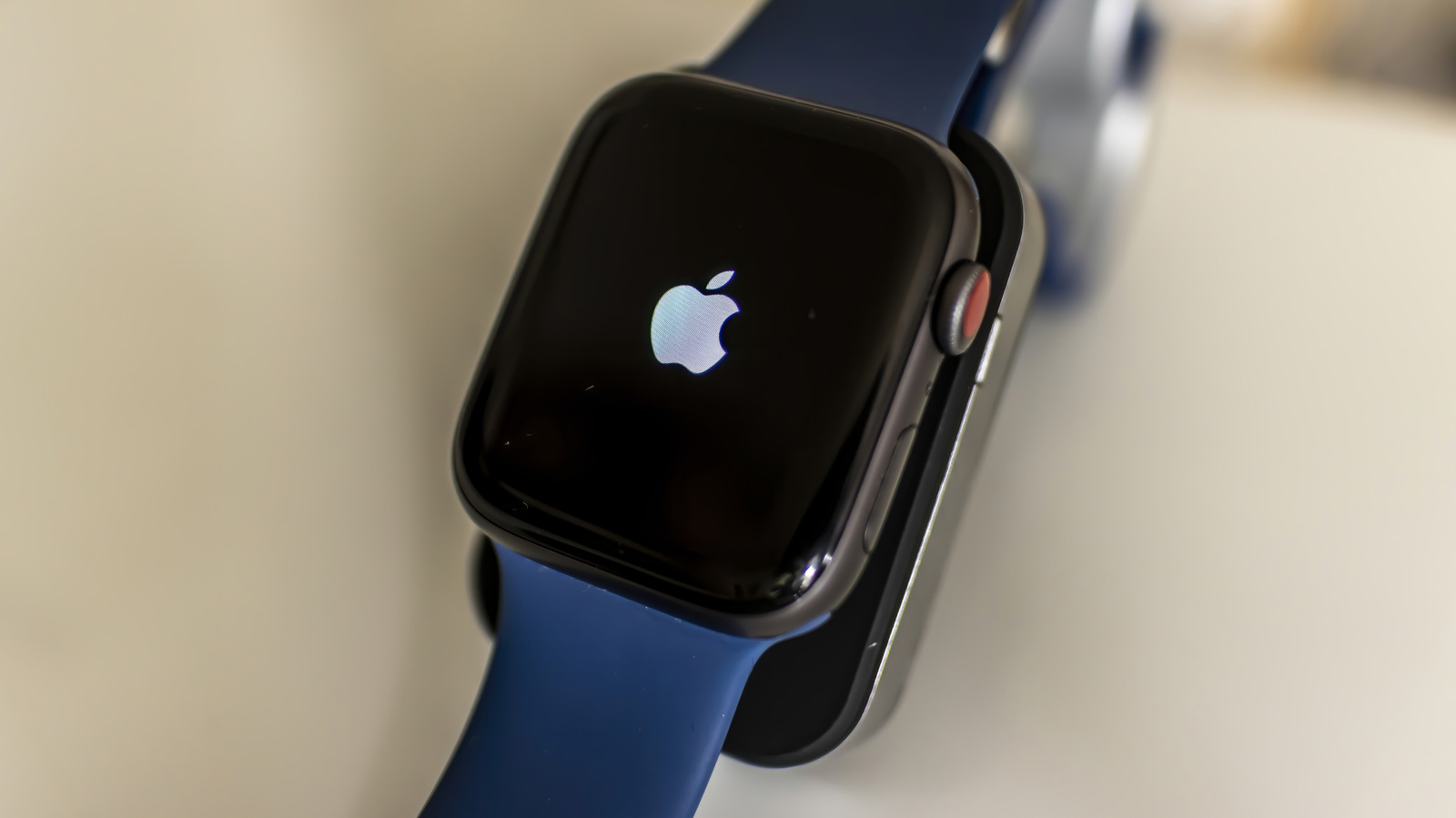 Apple Watch hiển thị logo Apple khi khởi động