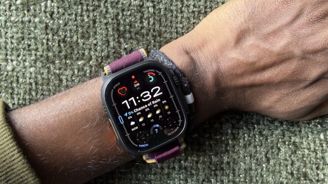 Apple Watch Ultra 4 trên cổ tay với dây màu đỏ tím