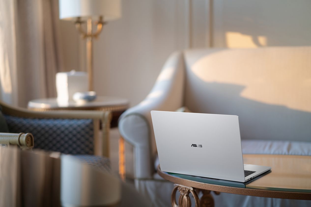 ASUS ExpertBook A7 bản AMD màu Lunar Silver