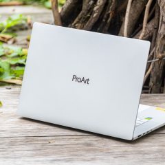 ASUS ProArt P16 Neo White nhìn từ phía sau, logo ProArt ở giữa nắp