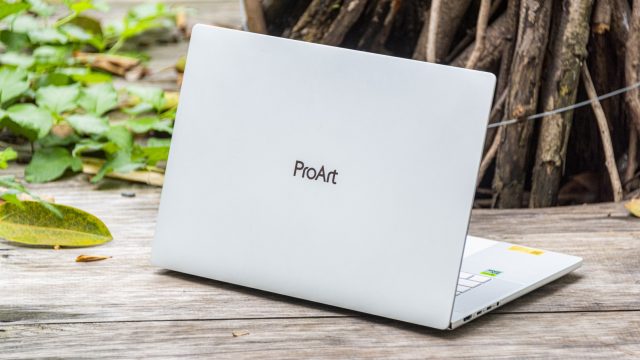 ASUS ProArt P16 Neo White nhìn từ phía sau, logo ProArt ở giữa nắp