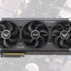 ASUS TUF Gaming RTX 5080 OC với ba quạt tản nhiệt trên nền bo mạch