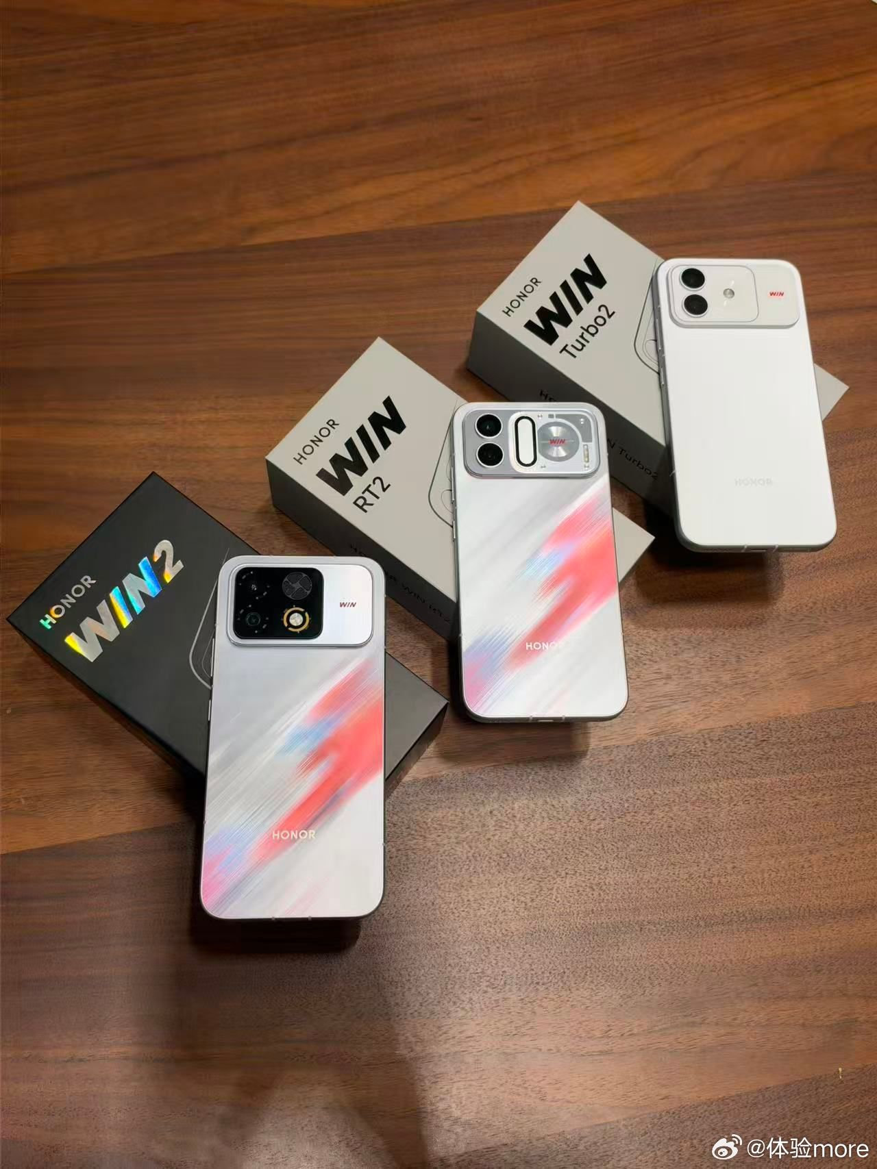 Ba điện thoại Honor được cho là Win2, Win RT2 và Win Turbo2 đặt cạnh hộp sản phẩm