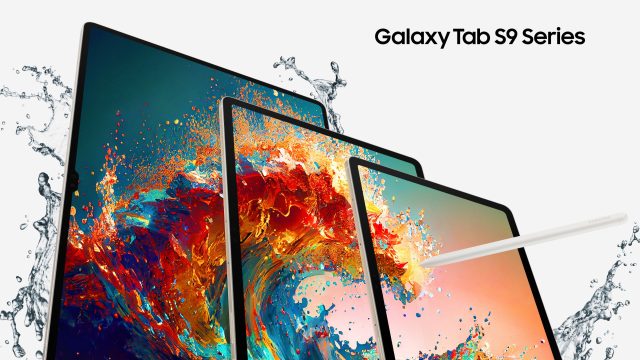 Ba máy tính bảng Galaxy Tab S9 series xếp chồng, màn hình hiển thị hình sóng màu sắc