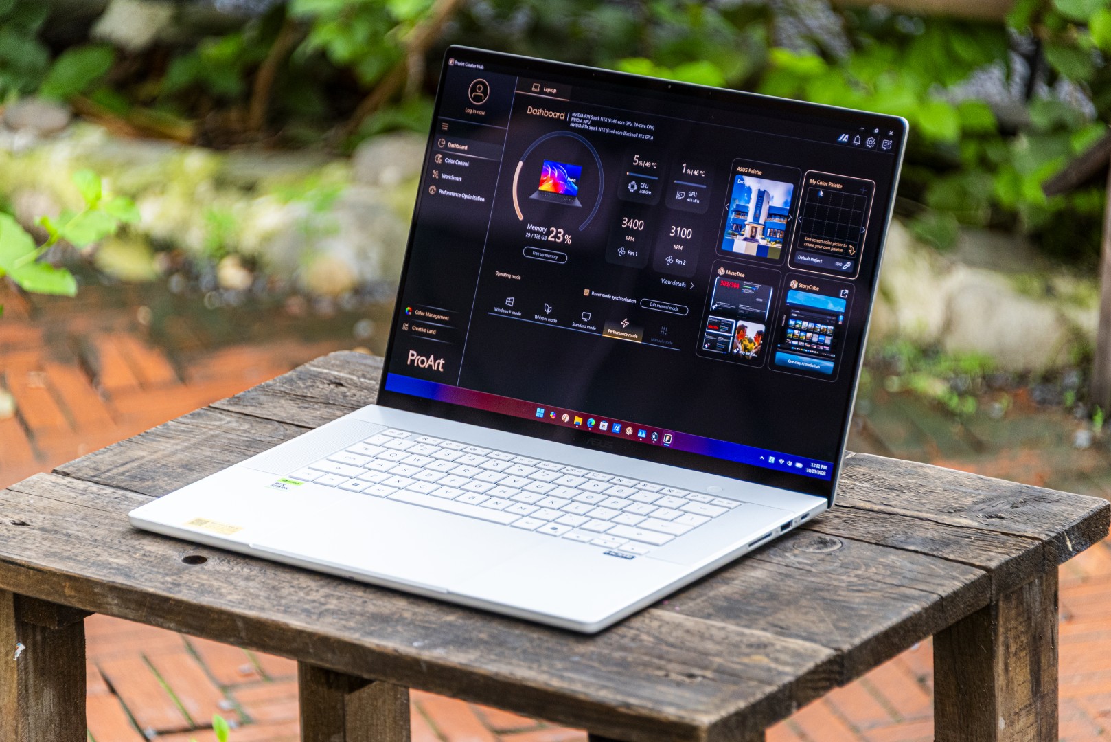 Bảng điều khiển ASUS nhìn nghiêng
