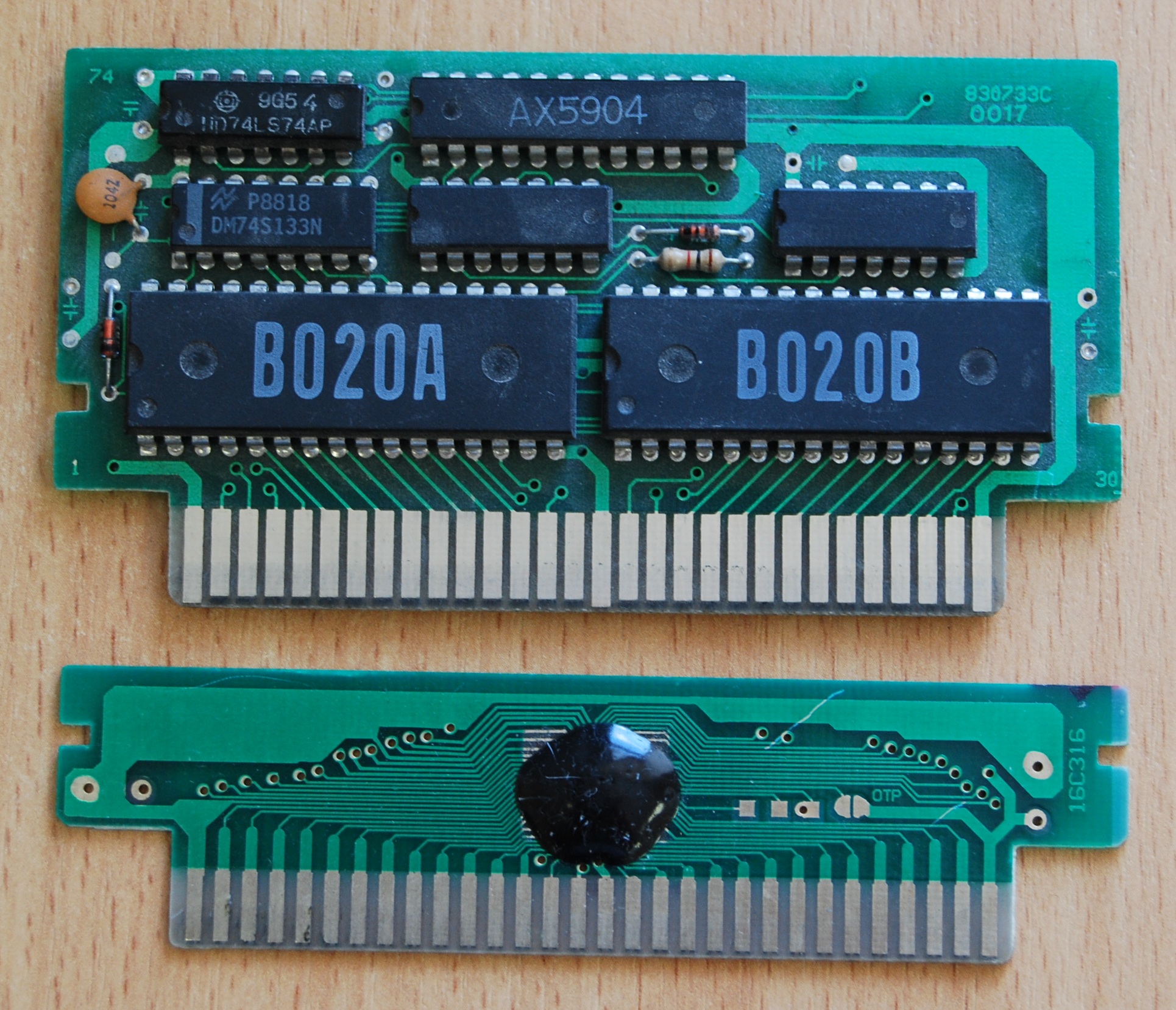 Bảng mạch điện tử bên trong cuốn băng game Famicom lộ rõ các chân tiếp xúc mạ kim loại