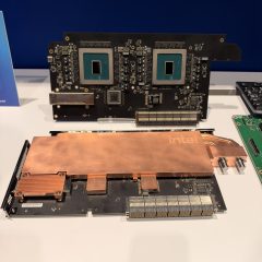 Bảng mạch trình diễn có hai GPU Intel D-series và cụm tản nhiệt bằng đồng
