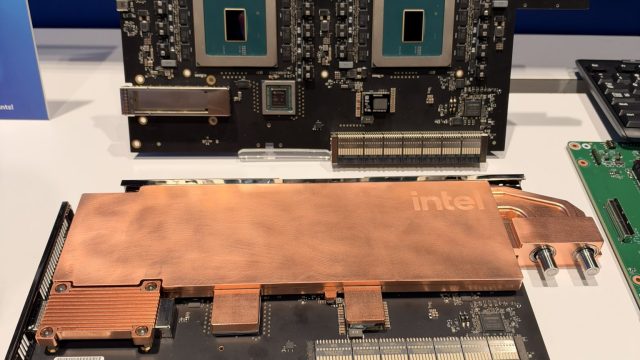 Bảng mạch trình diễn có hai GPU Intel D-series và cụm tản nhiệt bằng đồng