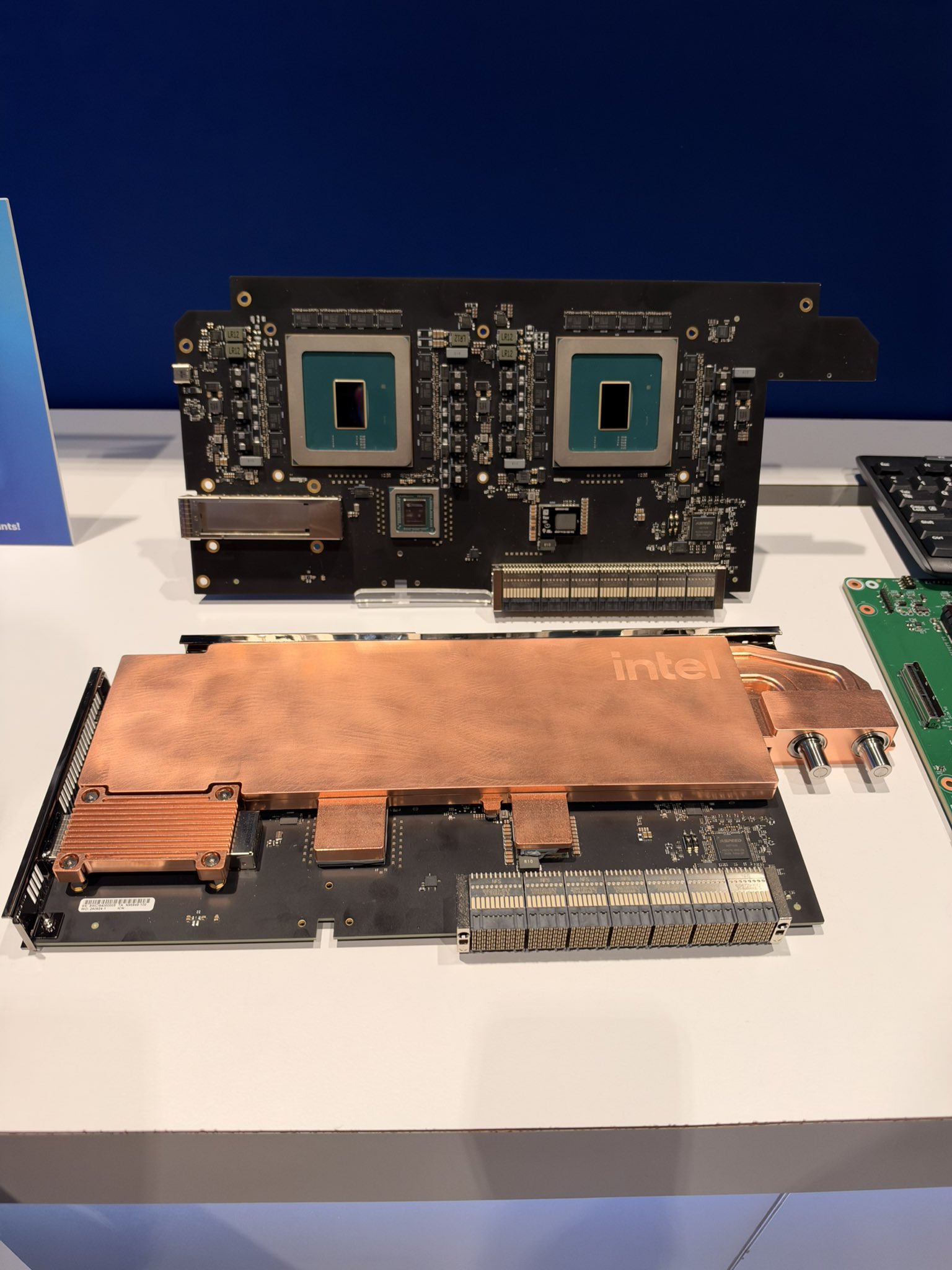 Bảng mạch trình diễn có hai GPU Intel D-series và cụm tản nhiệt bằng đồng