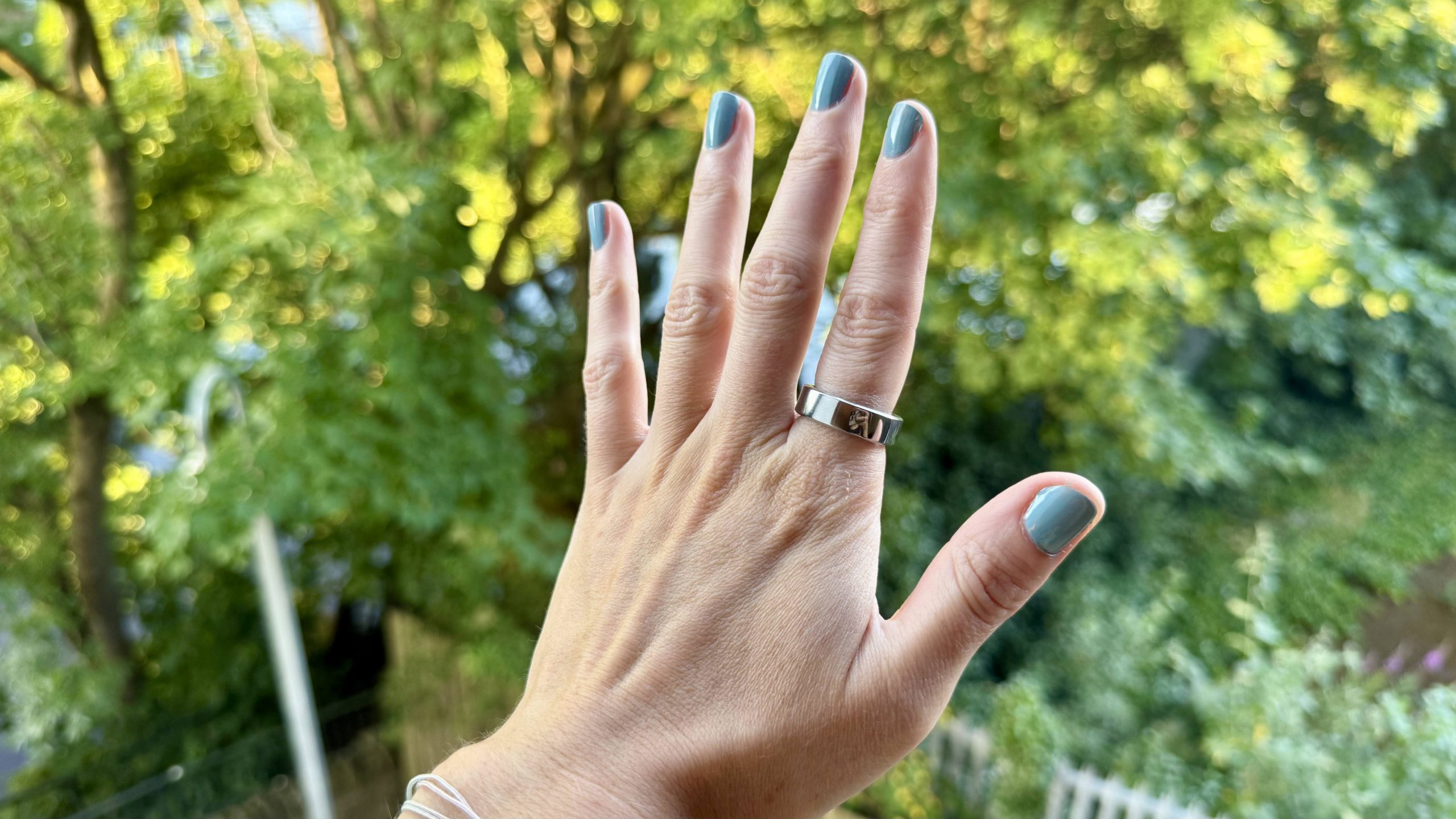 Becca wearing the RingConn Gen 3 in silver