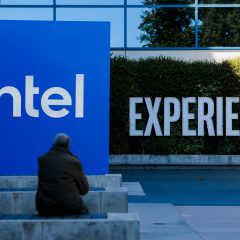 Biển hiệu Intel trước khuôn viên công ty