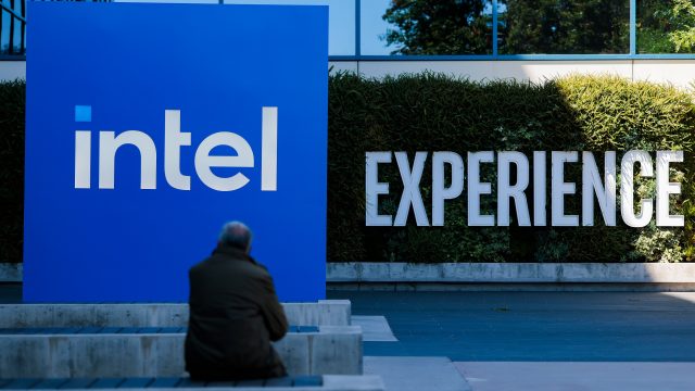 Biển hiệu Intel trước khuôn viên công ty