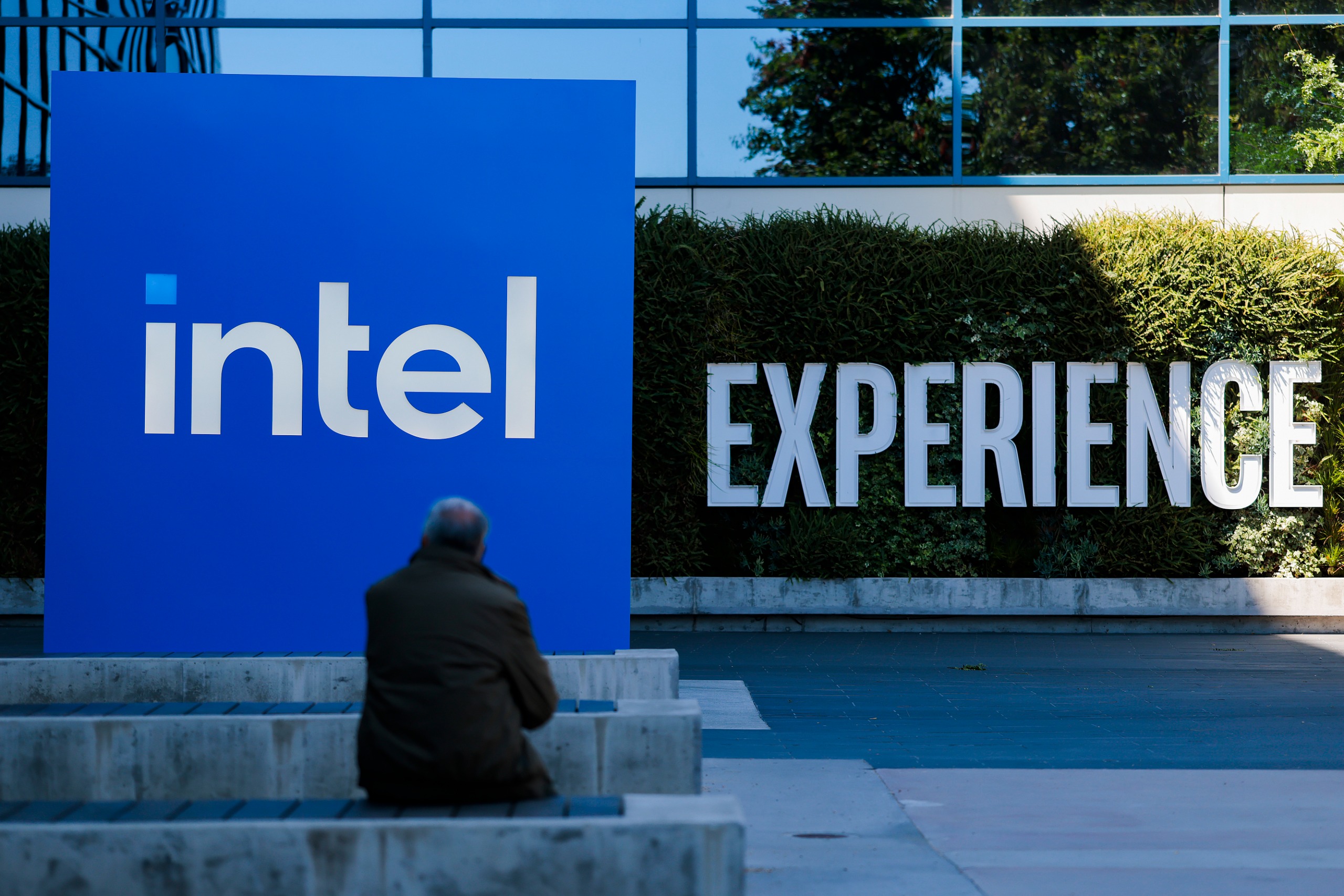 Biển hiệu Intel trước khuôn viên công ty
