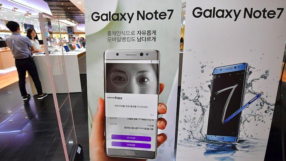 Biển quảng cáo Galaxy Note7 tại cửa hàng