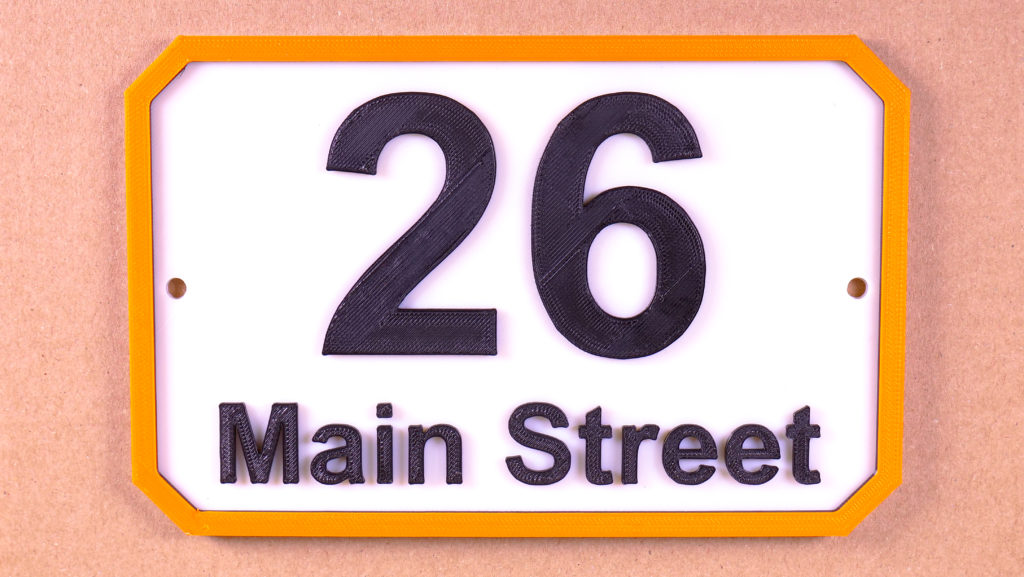Biển số nhà 26 Main Street in 3D với chữ đen trên nền trắng viền cam