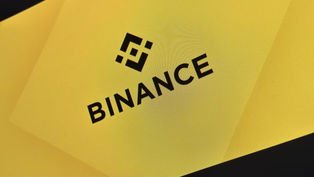 Biểu trưng Binance màu đen trên màn hình vàng