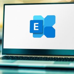 Biểu trưng Microsoft Exchange hiển thị trên máy tính xách tay trong văn phòng.