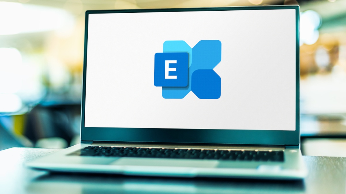 Biểu trưng Microsoft Exchange hiển thị trên máy tính xách tay trong văn phòng.
