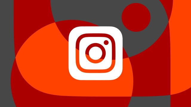 Biểu tượng Instagram trên nền đồ họa màu đỏ và cam