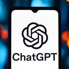 Biểu tượng OpenAI và ứng dụng ChatGPT trên màn hình
