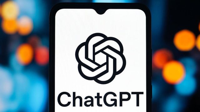 Biểu tượng OpenAI và ứng dụng ChatGPT trên màn hình