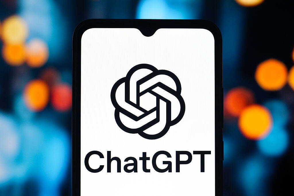 Biểu tượng OpenAI và ứng dụng ChatGPT trên màn hình