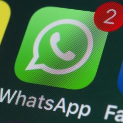 Biểu tượng ứng dụng WhatsApp trên màn hình điện thoại thông minh.