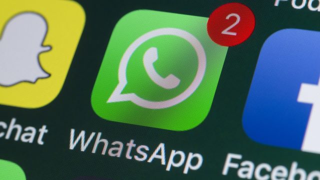Biểu tượng ứng dụng WhatsApp trên màn hình điện thoại thông minh.