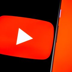 Biểu tượng YouTube hiển thị trên màn hình điện thoại