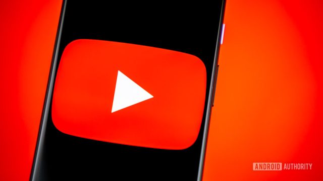 Biểu tượng YouTube hiển thị trên màn hình điện thoại