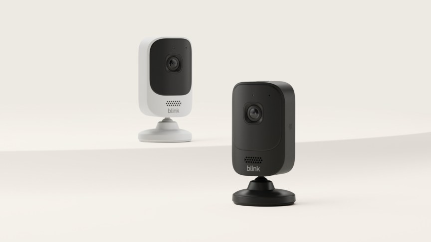 Blink Mini 4K+ màu đen và trắng.