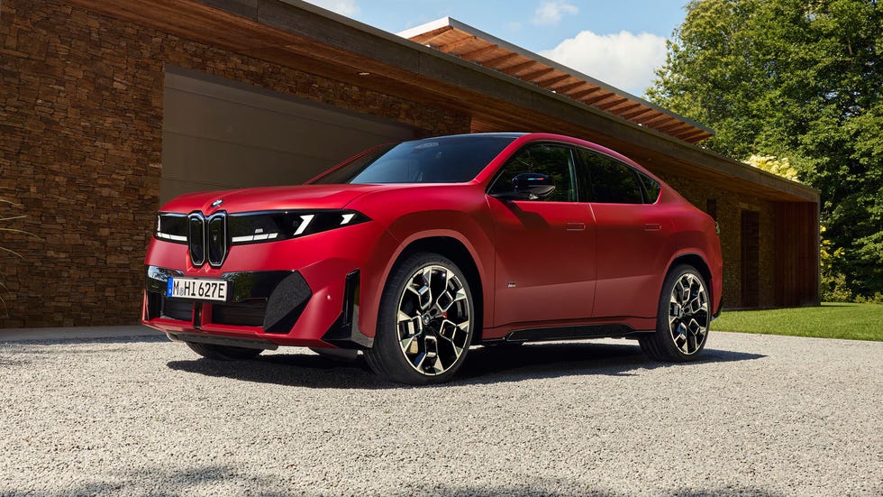 BMW iX4 đỗ trước toà nhà hiện đại