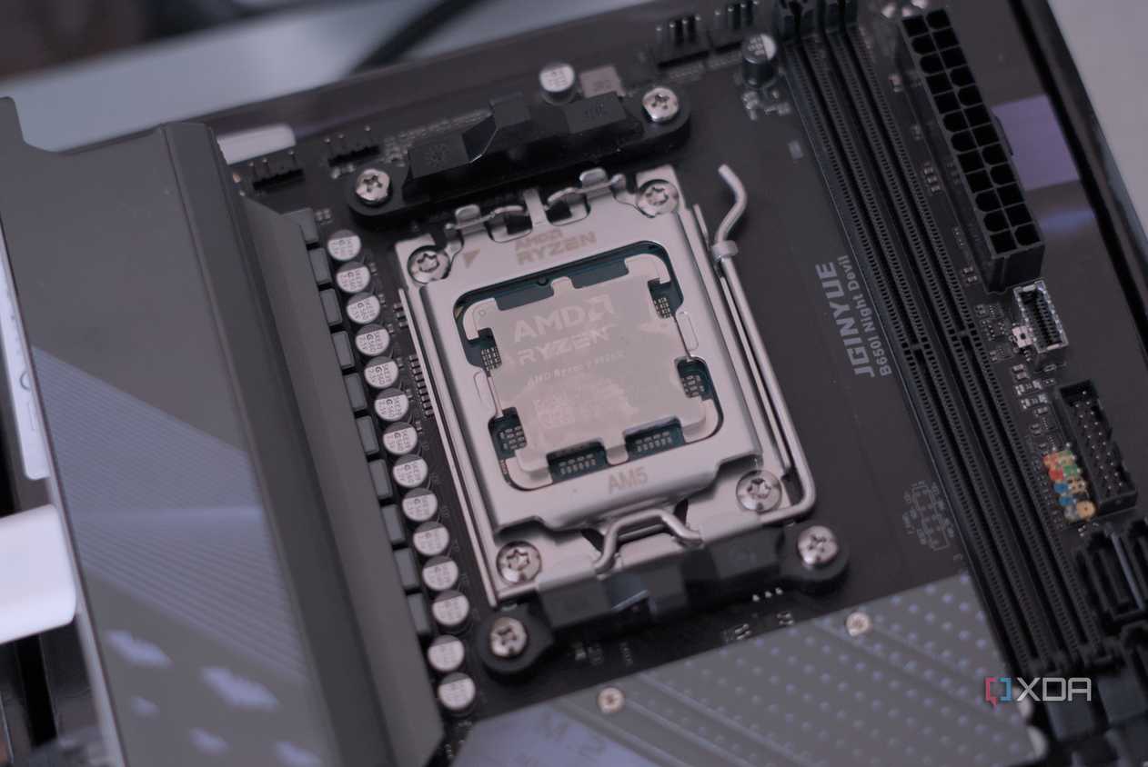 Socket CPU và các linh kiện quanh bộ xử lý nằm trên cùng bo mạch; đây là khu vực nhận nguồn qua đầu cắm CPU.