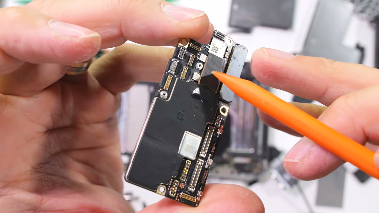 Bo mạch chủ iPhone Duo cầm giữa hai ngón tay