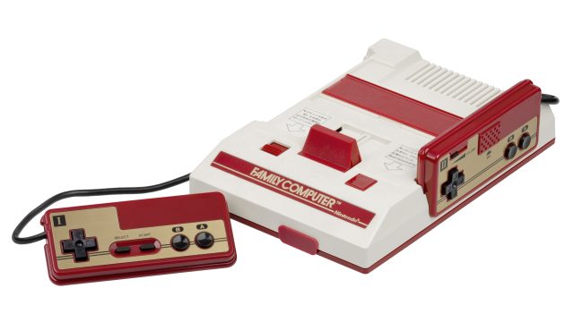 Bộ máy chơi game Nintendo Family Computer Famicom nguyên bản kèm hai tay cầm điều khiển