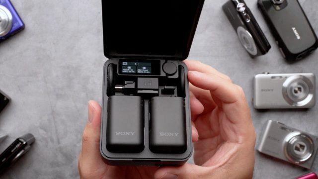 Bộ micro Sony ECM-W5 gồm hai bộ phát và bộ thu trong hộp sạc mở.
