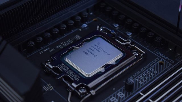 Bộ xử lý Intel Core i9-14900K được lắp đặt trên bo mạch chủ Z790