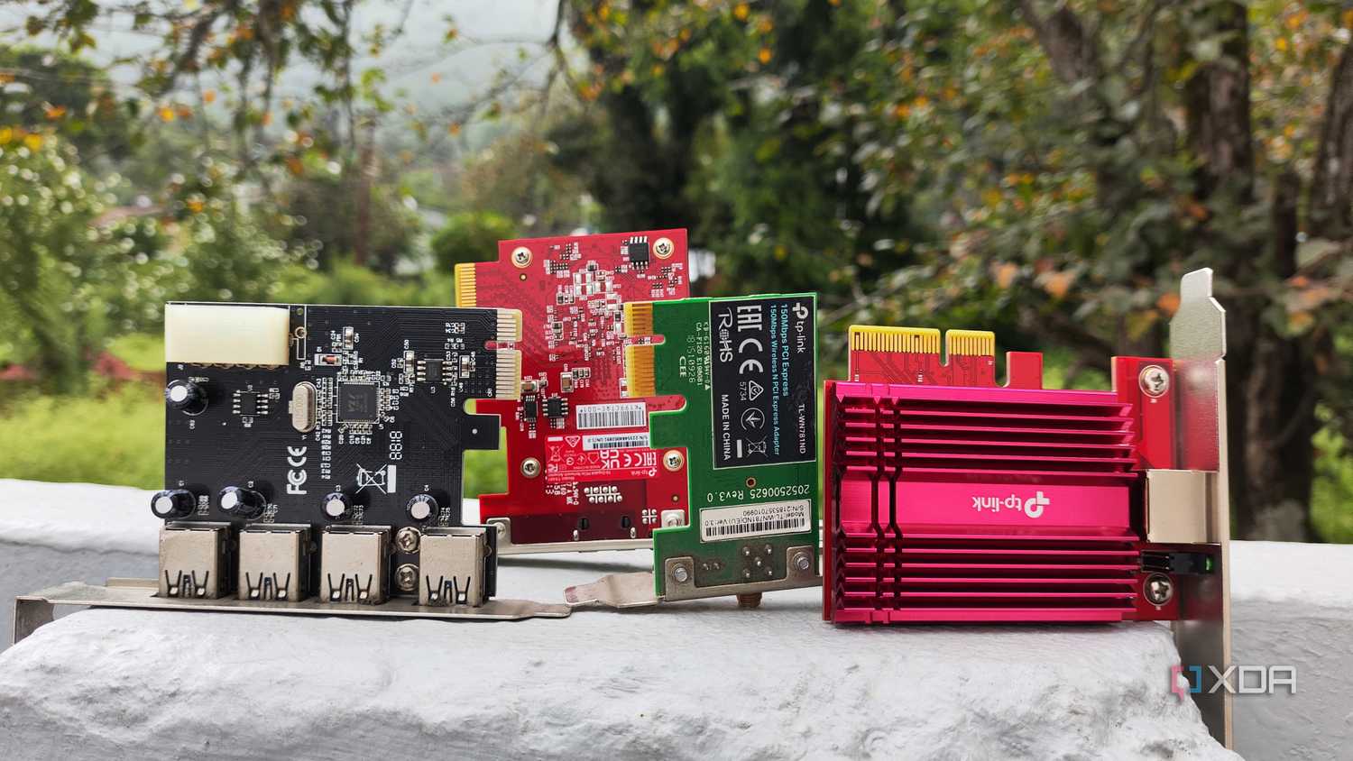 Bốn card mở rộng PCIe
