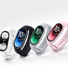 Bốn phiên bản Xiaomi Smart Band 11 với các màu dây trắng, đen, xám và hồng
