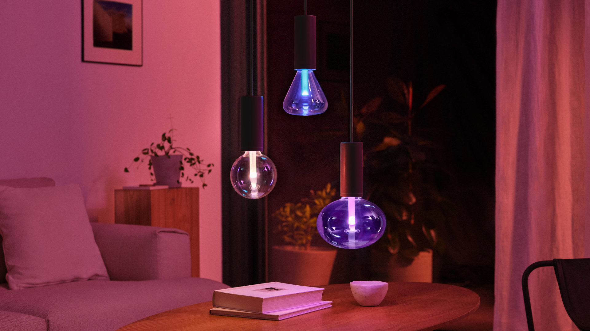 Các bóng đèn Philips Hue Lightguide trong phòng khách