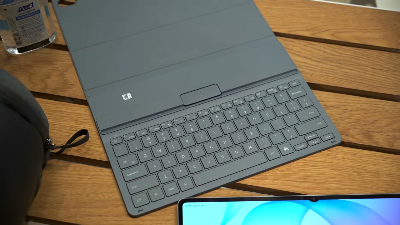 Book Cover Keyboard Slim không có trackpad như Pro Keyboard, vì vậy nên chọn phụ kiện theo cách thao tác của mình.