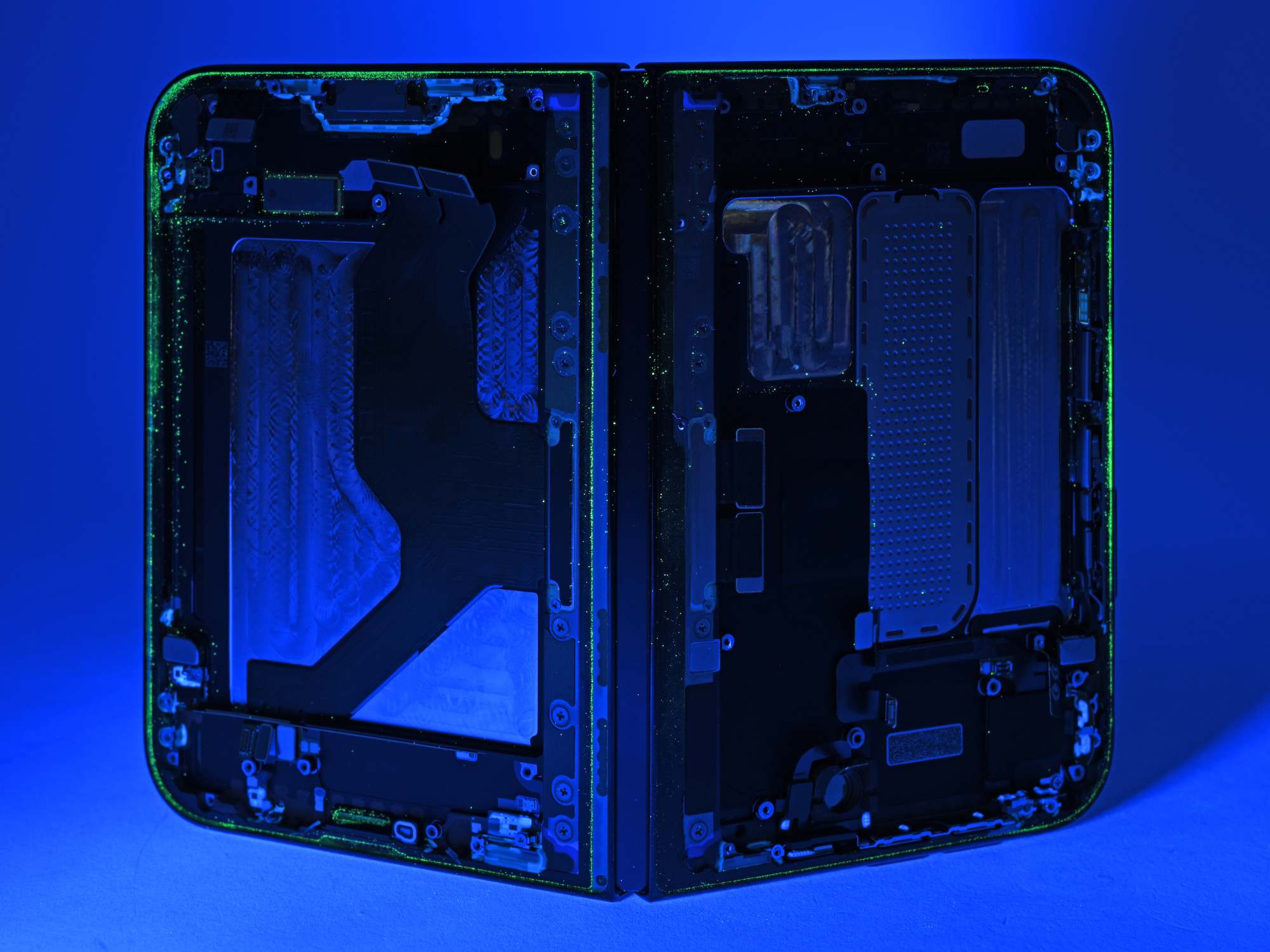 Bột huỳnh quang trên bộ phận iPhone Duo