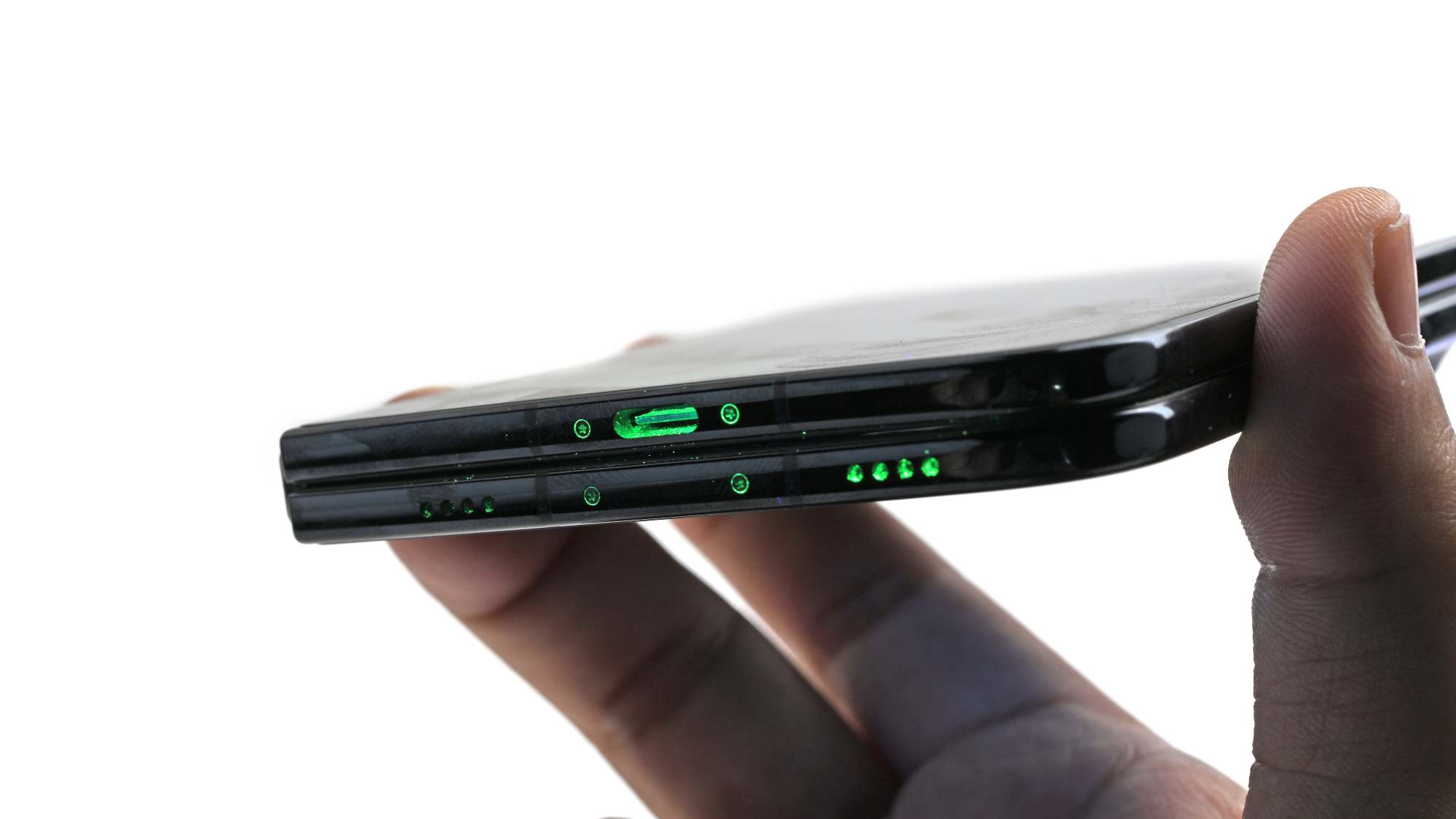 Bột huỳnh quang tại cổng USB-C và loa