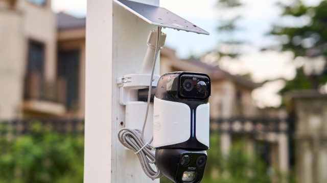 Camera an ninh Baseus PrimeSentinel U2 Pro và tấm pin mặt trời gắn trên cột ngoài trời