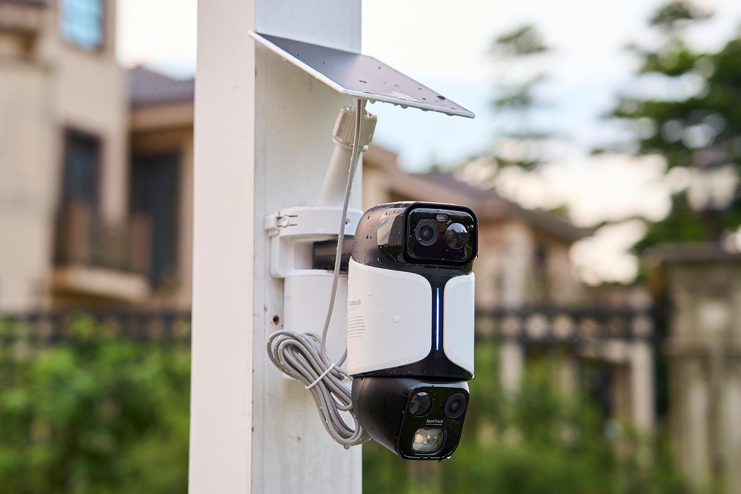 Camera an ninh Baseus PrimeSentinel U2 Pro và tấm pin mặt trời gắn trên cột ngoài trời